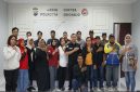 Iptu tri Novi Humas Polresta Sidoarjo bersama para nitizen sambut pengaman Mensos ,Jumat (20/12) (foto RadarBangsa/Rino)