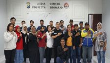 Iptu tri Novi Humas Polresta Sidoarjo bersama para nitizen sambut pengaman Mensos ,Jumat (20/12) (foto RadarBangsa/Rino)