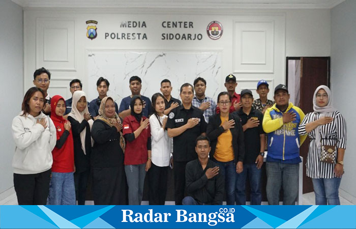 Iptu tri Novi Humas Polresta Sidoarjo bersama para nitizen sambut pengaman Mensos ,Jumat (20/12) (foto RadarBangsa/Rino)