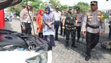 Kapolresta Sidoarjo  Tobing meninjau pengamanan jelang Nataru ,Jumat (20/12) (foto RadarBangsa/Rino)