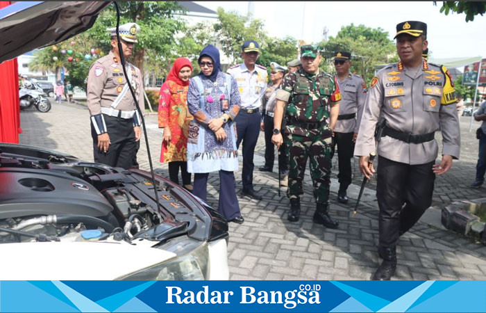 Kapolresta Sidoarjo  Tobing meninjau pengamanan jelang Nataru ,Jumat (20/12) (foto RadarBangsa/Rino)