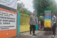 Dua Anggota Polsek Sarirejo saat patroli di  Puskesmas Dermolemahbang (IST)