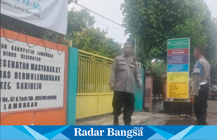 Dua Anggota Polsek Sarirejo saat patroli di  Puskesmas Dermolemahbang (IST)