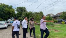 Kapolsek Sedati, Iptu Masyita Dian Sugianto, bersama Kepala Desa Buncitan, Mujiono, melakukan peninjauan ke lokasi P2B di Perumahan Swan Regency (IST)