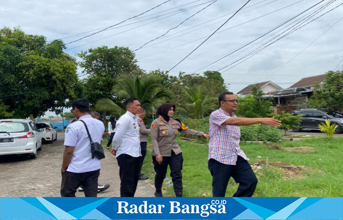 Kapolsek Sedati, Iptu Masyita Dian Sugianto, bersama Kepala Desa Buncitan, Mujiono, melakukan peninjauan ke lokasi P2B di Perumahan Swan Regency (IST)