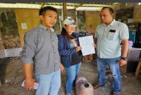 (Dari kanan)  Plt Kanit Reskrim Polsek Tikung, IPDA Andi Nurcahya, SH., (tengah) seorang perempuan berinisial ZB, warga Dusun Basuki, Desa Kedungbondo, Kecamatan Balen, Kabupaten Bojonegoro, (kiri) AIPDA Abdul Qadir Jailani (ist)