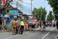 Polsek Tikung Polres Lamongan bersama BPBD Kabupaten Lamongan saat  evakuasi pohon rapuh yang hampir tumbang di jalan raya Lamongan–Mojokerto, tepatnya di depan Kantor Kecamatan Tikung (IST)