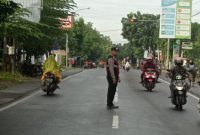 AIPDA Yateno  melaksanakan pengaturan arus lalu lintas di simpang tiga depan Mako Polsek Tikung (Dok foto Intel Polsek Tikung)