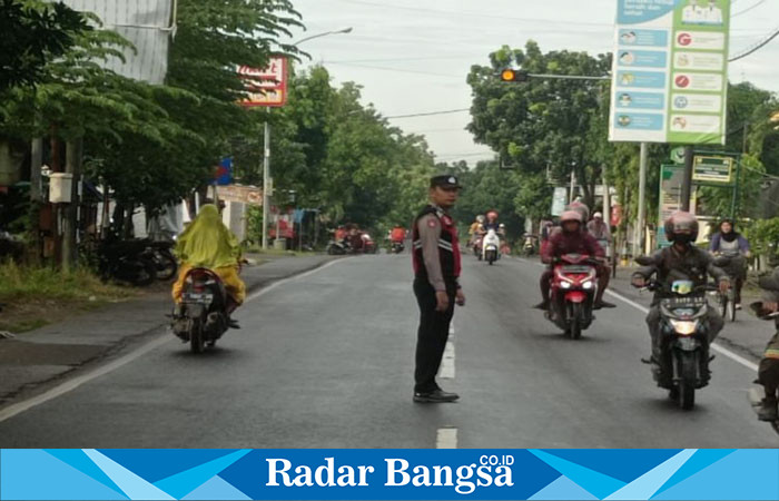 AIPDA Yateno  melaksanakan pengaturan arus lalu lintas di simpang tiga depan Mako Polsek Tikung (Dok foto Intel Polsek Tikung)