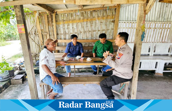 – Anggota Polsek Tikung melalui Kanit Reskrim IPDA Andi Nurcahya, S.H., dan Bhabinkamtibmas AIPDA Yateno, mengadakan kegiatan sosialisasi dan edukasi kepada masyarakat terkait berita hoax 
