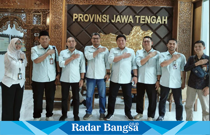 : Foto Bersama Jajaran KPU Kat Kendal, bersama Bawaslu, usai rekapitulasi suara.(Dok: RadarBangsa.co.id/Robin).