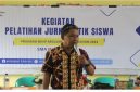 Jurnalis media Radar Bangsa co.id Kabupaten Asahan Joko Hendarto nara sumber pelatihan jurnalistik di SMAN 4 Kisaran. (Dok foto / Hafidz )