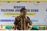 Jurnalis media Radar Bangsa co.id Kabupaten Asahan Joko Hendarto nara sumber pelatihan jurnalistik di SMAN 4 Kisaran. (Dok foto / Hafidz )