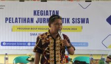 Jurnalis media Radar Bangsa co.id Kabupaten Asahan Joko Hendarto nara sumber pelatihan jurnalistik di SMAN 4 Kisaran. (Dok foto / Hafidz )