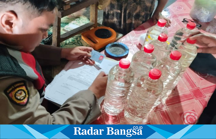 Sat Samapta Polres Lamongan  saat mengamankan miras (ist)