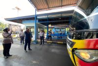 Satlantas Polres Lamongan bersama tim gabungan melakukan ramp check terhadap bus antar kota, bus pariwisata, dan truk di Terminal Lamongan, Jumat (13/12) (IST)