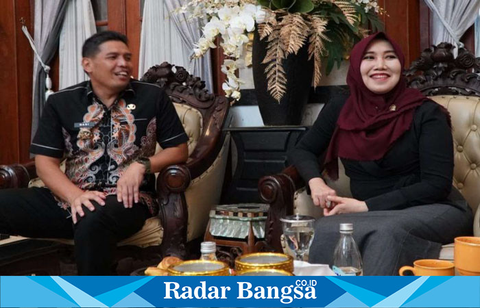 Senator asal Jawa Timur, Lia Istifhama (kanan), berdiskusi dengan Pj. Bupati Bondowoso, M. Hadi Wawan Guntoro (kiri), mengenai kendala dalam pelaksanaan program Makan Bergizi Gratis (ist)