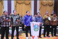 Pj. Gubernur Jawa Timur, Adhy Karyono, menyerahkan DIPA  dan TKD Provinsi Jawa Timur TA 2025. acara ini berlangsung di Gedung Negara Grahadi, Surabaya (hms)