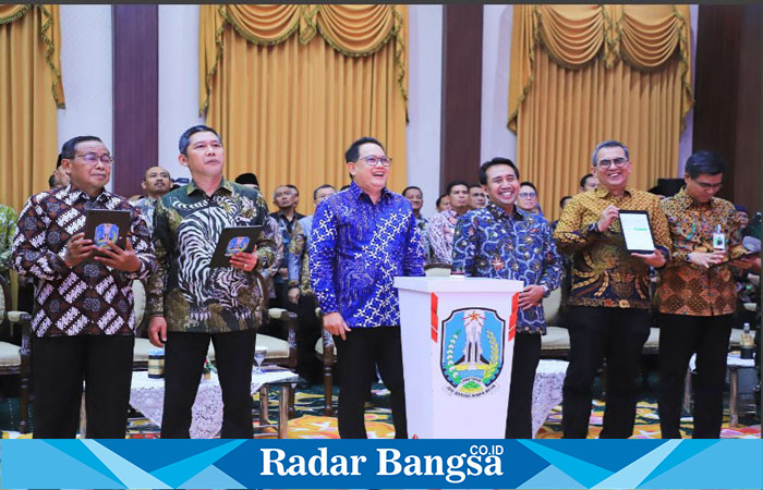 Pj. Gubernur Jawa Timur, Adhy Karyono, menyerahkan DIPA  dan TKD Provinsi Jawa Timur TA 2025. acara ini berlangsung di Gedung Negara Grahadi, Surabaya (hms)