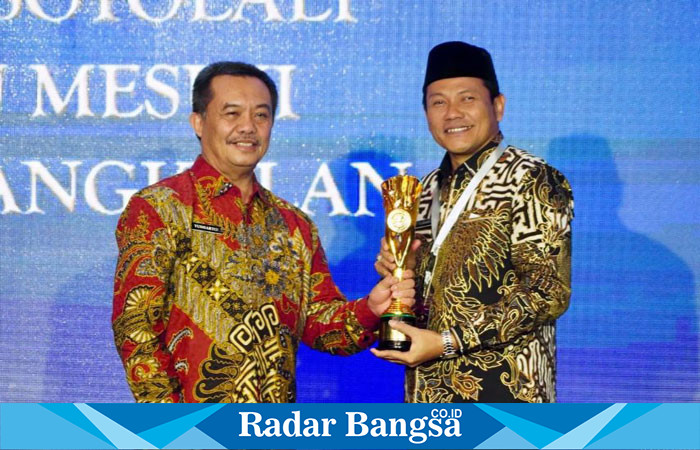 Plt. Bupati Sidoarjo, H. Subandi,  saat menerima penghargaan di Hotel Mercure Surabaya Grand Mirama, Kamis (5/12/2024) (IST)