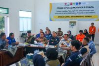 Pj.  Gubernur Jawa Timur, Adhy Karyono, meninjau Posko Operasi Modifikasi Cuaca (hms)