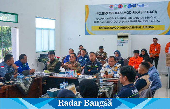 Pj.  Gubernur Jawa Timur, Adhy Karyono, meninjau Posko Operasi Modifikasi Cuaca (hms)