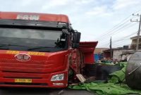 Truk Trailer Muatan Gulungan Baja terguling di Jalan poros Babat - Lamongan (Ist)