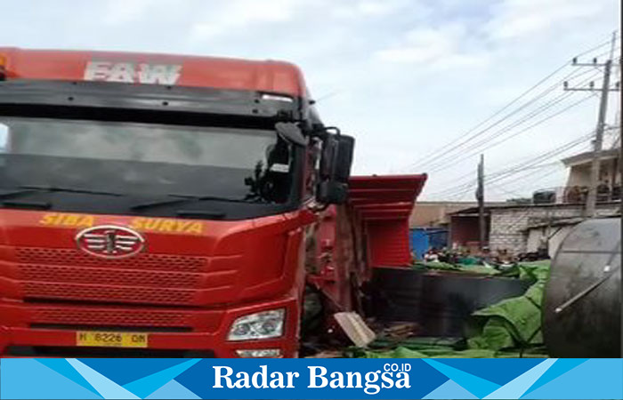 Truk Trailer Muatan Gulungan Baja terguling di Jalan poros Babat - Lamongan (Ist)