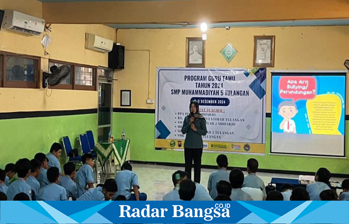 Kanit PPA Satreskrim Polresta Sidoarjo, Iptu Utun Utami menggelar sosialisasi mengenai anti-bullying dan penggunaan media sosial secara bijak kepada pelajar SMP Muhammadiyah 5 Tulangan (IST)