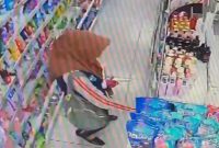 Video rekaman CCTV seorang pelajar wanita diduga mencuri barang di sebuah minimarket (ist)