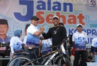 Penyerahan Hadiah kepada pemenang Jalan sehat (IST)