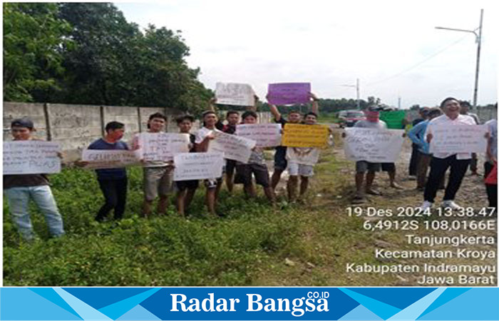 Warga dari empat RT di Desa Temiyang Sari, Kecamatan Kroya, Kabupaten Indramayu, Jawa Barat, menggelar aksi menuntut kompensasi di depan PT Peternakan Ayam Manggis pada Kamis (19/12/2024).  (Dok Jayas)