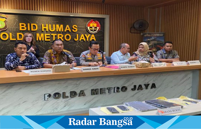 Kepala Subdirektorat 4 Direktorat Reserse Siber Polda Metro Jaya, AKBP Herman Edco Wijaya Simbolon, konfrensi pers  pada Jumat (10/1/25) (ist)