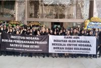 ASN Kemdiktisaintek  gelar aksi damai di depan kantor Kementerian Pendidikan Tinggi, Sains, dan Teknologi (Kemendikti Saintek) di Jalan Pintu Senayan (ist)