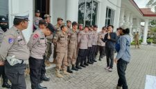 LSM GEMAKO gelar aksi unjuk rasa di kantor bupati Asahan, desak manager Bridgeston dicopot dari jabatannya. (foto/Joko)