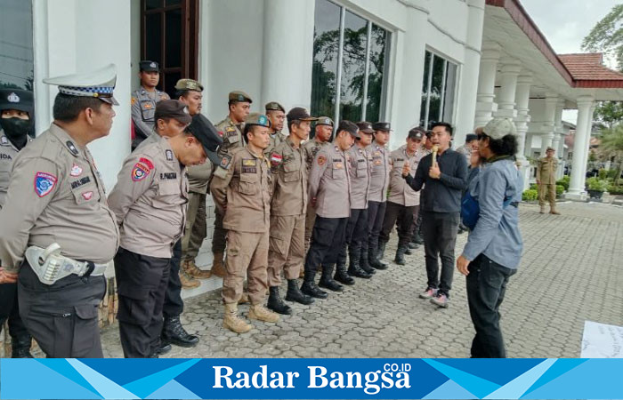 LSM GEMAKO gelar aksi unjuk rasa di kantor bupati Asahan, desak manager Bridgeston dicopot dari jabatannya. (foto/Joko)