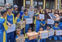 Siswa - siswi SD N 1 Sukodono  menyalurkan bantuan korban terdampak Banjir di Kendal.(RadarBangsa.co.id).