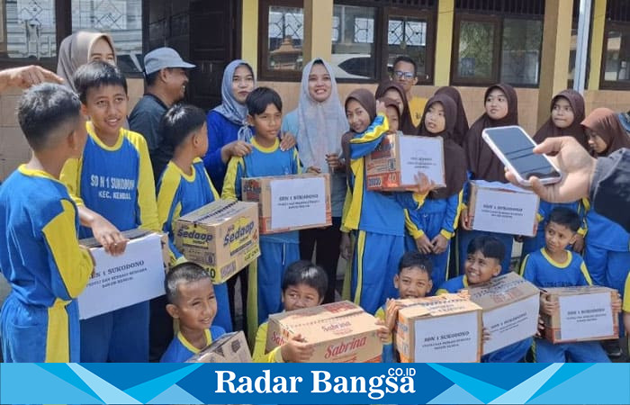 Siswa - siswi SD N 1 Sukodono  menyalurkan bantuan korban terdampak Banjir di Kendal.(RadarBangsa.co.id).