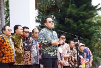 Pj. Gubernur Jawa Timur, Adhy Karyono, memulai tahun 2025 dengan memimpin Apel Pagi bersama seluruh Aparatur Sipil Negara (ist)