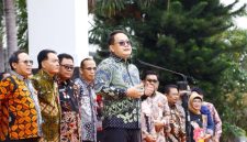 Pj. Gubernur Jawa Timur, Adhy Karyono, memulai tahun 2025 dengan memimpin Apel Pagi bersama seluruh Aparatur Sipil Negara (ist)