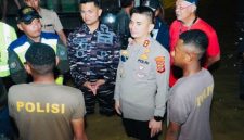 Kapolres Cirebon Kota, AKBP Eko Iskandar  saat turun di lokasi-lokasi terdampak banjir (ist)