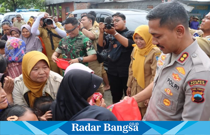 Bupati Demak, dr. Eisti'anah, bersama Kapolres Demak AKBP Ari Cahya Nugraha dan Dandim 0716 Demak Letkol Kav Maryoto, melakukan pengecekan di lokasi banjir dan salurkan bantuan (ist)