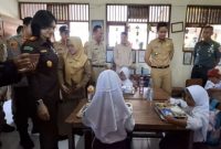 Bupati Kendal meninjau makan siang geratis pertama di SD Langenharjo Kendal. (RadarBangsa.co.id).