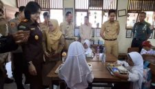 Bupati Kendal meninjau makan siang geratis pertama di SD Langenharjo Kendal. (RadarBangsa.co.id).