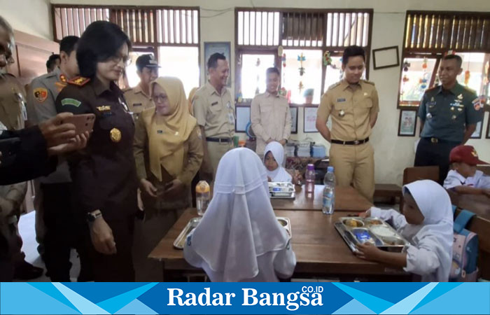 Bupati Kendal meninjau makan siang geratis pertama di SD Langenharjo Kendal. (RadarBangsa.co.id).