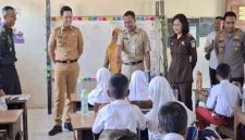 Pelaksanaan makan siang bergizi siswa disaksikan Bupati Kendal Dico M Ganinduto.(RadarBangsa.co.id).