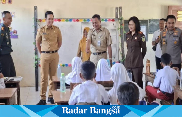 Pelaksanaan makan siang bergizi siswa disaksikan Bupati Kendal Dico M Ganinduto.(RadarBangsa.co.id).