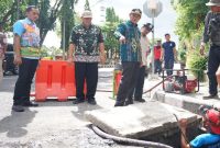 Bupati Lamongan, Yuhronur Efendi, saat melakukan sidak pengerukan drainase di titik 0 KM Kabupaten Lamongan, Kamis (9/1/2025) (Ist)