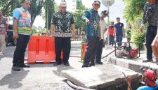 Bupati Lamongan, Yuhronur Efendi, saat melakukan sidak pengerukan drainase di titik 0 KM Kabupaten Lamongan, Kamis (9/1/2025) (Ist)