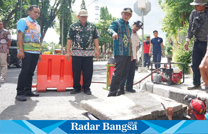 Bupati Lamongan, Yuhronur Efendi, saat melakukan sidak pengerukan drainase di titik 0 KM Kabupaten Lamongan, Kamis (9/1/2025) (Ist)